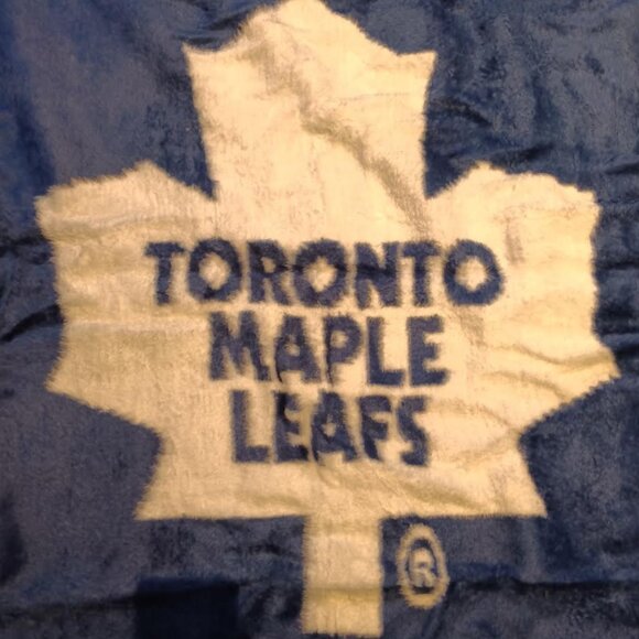 Toronto Maple Leafs NHL Fleece Throw Blanket 🍎 - Picture 2 of 6